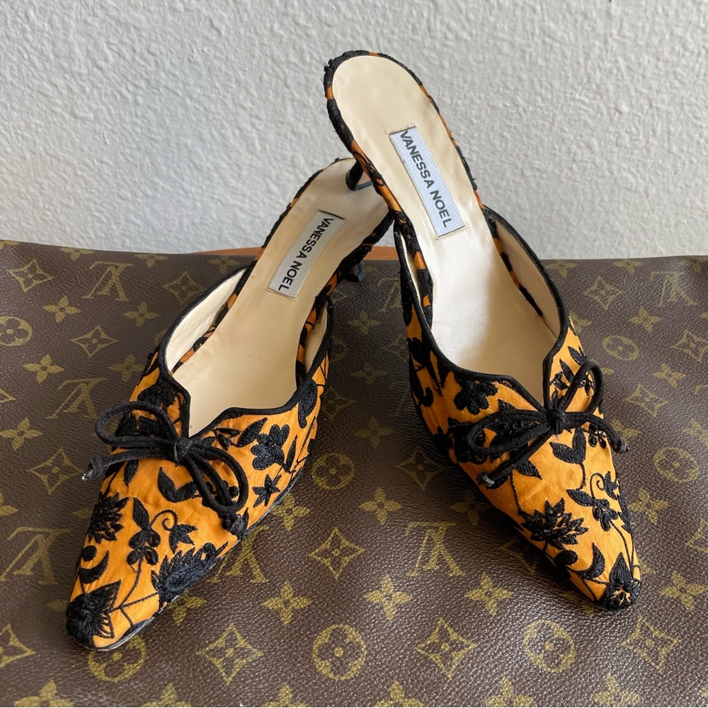 Y2K Vanessa Noel silk satin orange and black embroidered kitten heels